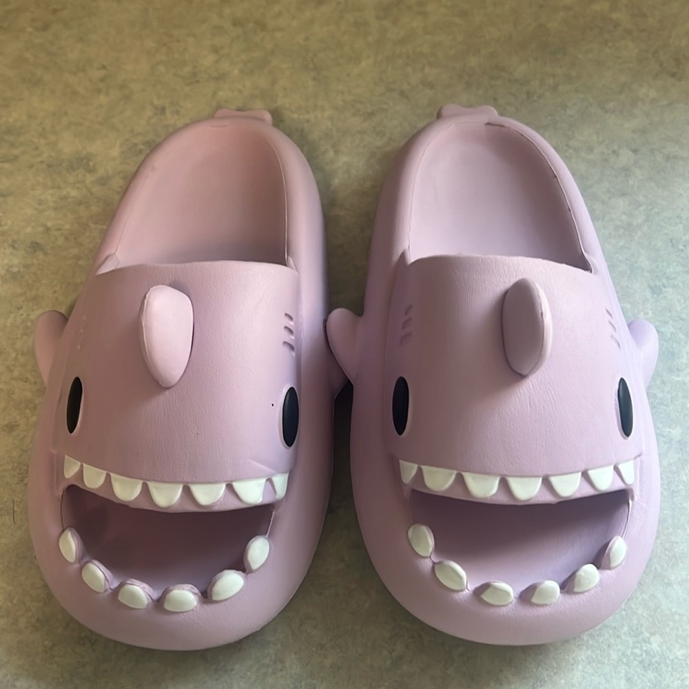 Lavender Shark Slides Size 6 (36-37)